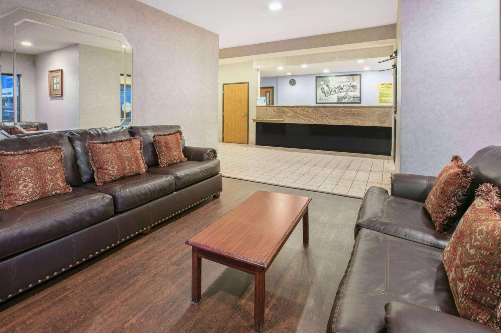 Super 8 By Wyndham Garland North Dallas Area Exteriör bild